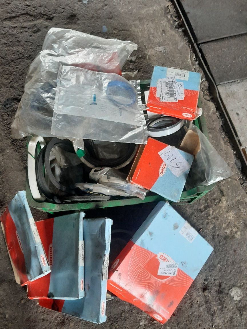Skrzynka uszczelniaczy.Roznego rodzaju i przeznaczenia