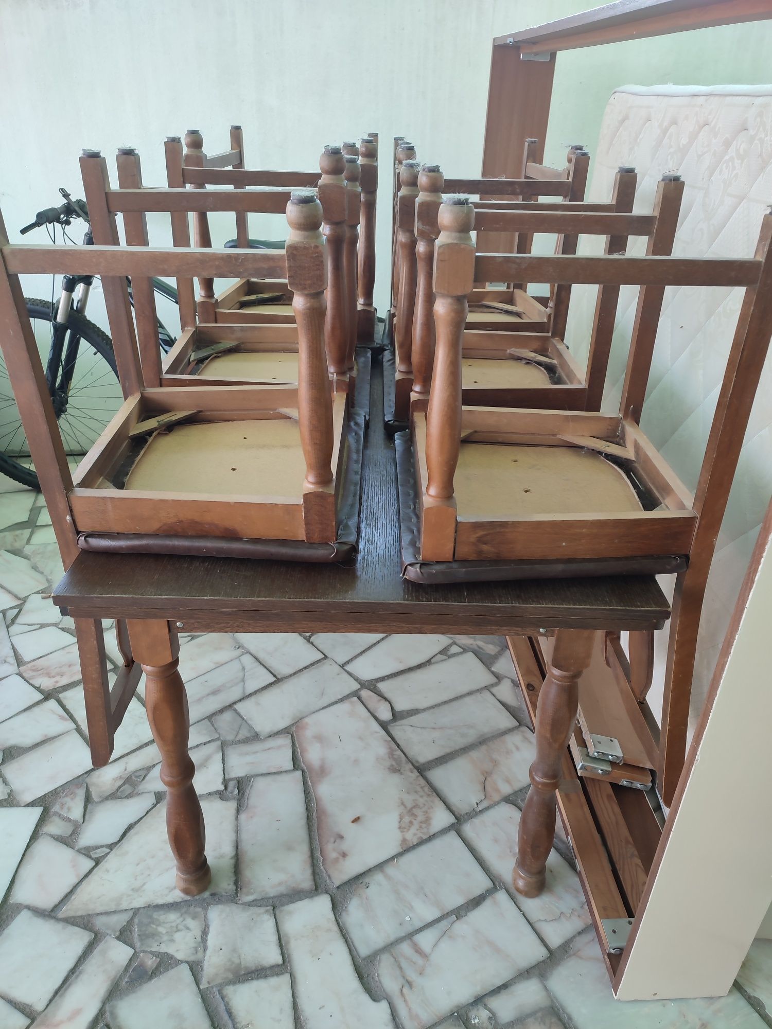 Mesa de madeira com cadeiras