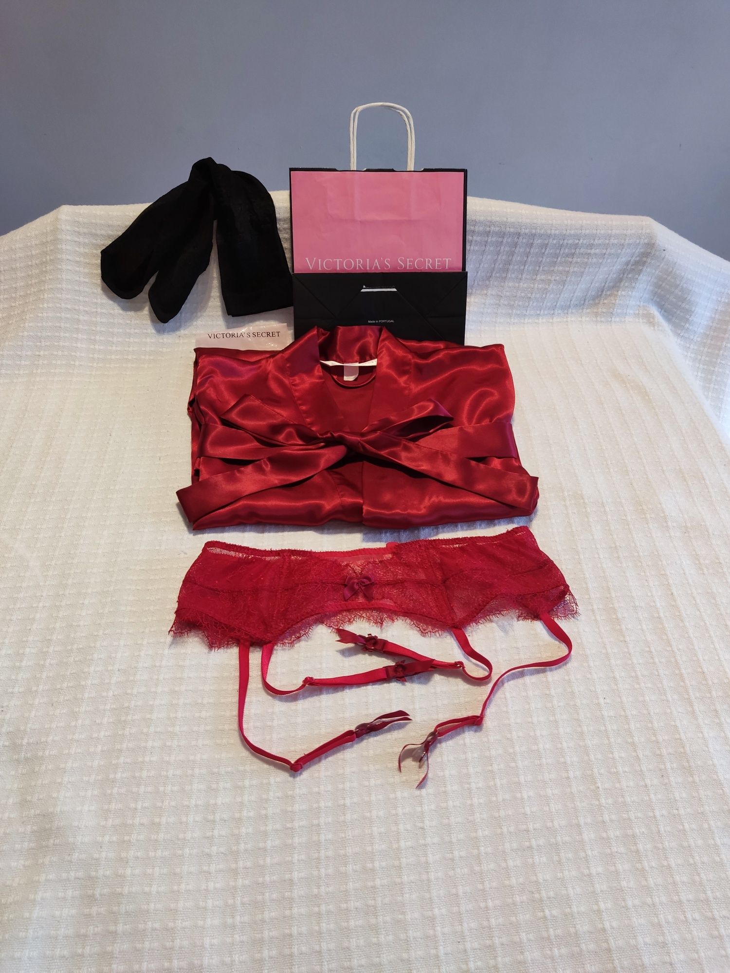 Victoria's Secret  pas do pończoch M/L dodatkowo szlafrok 2p pończochy