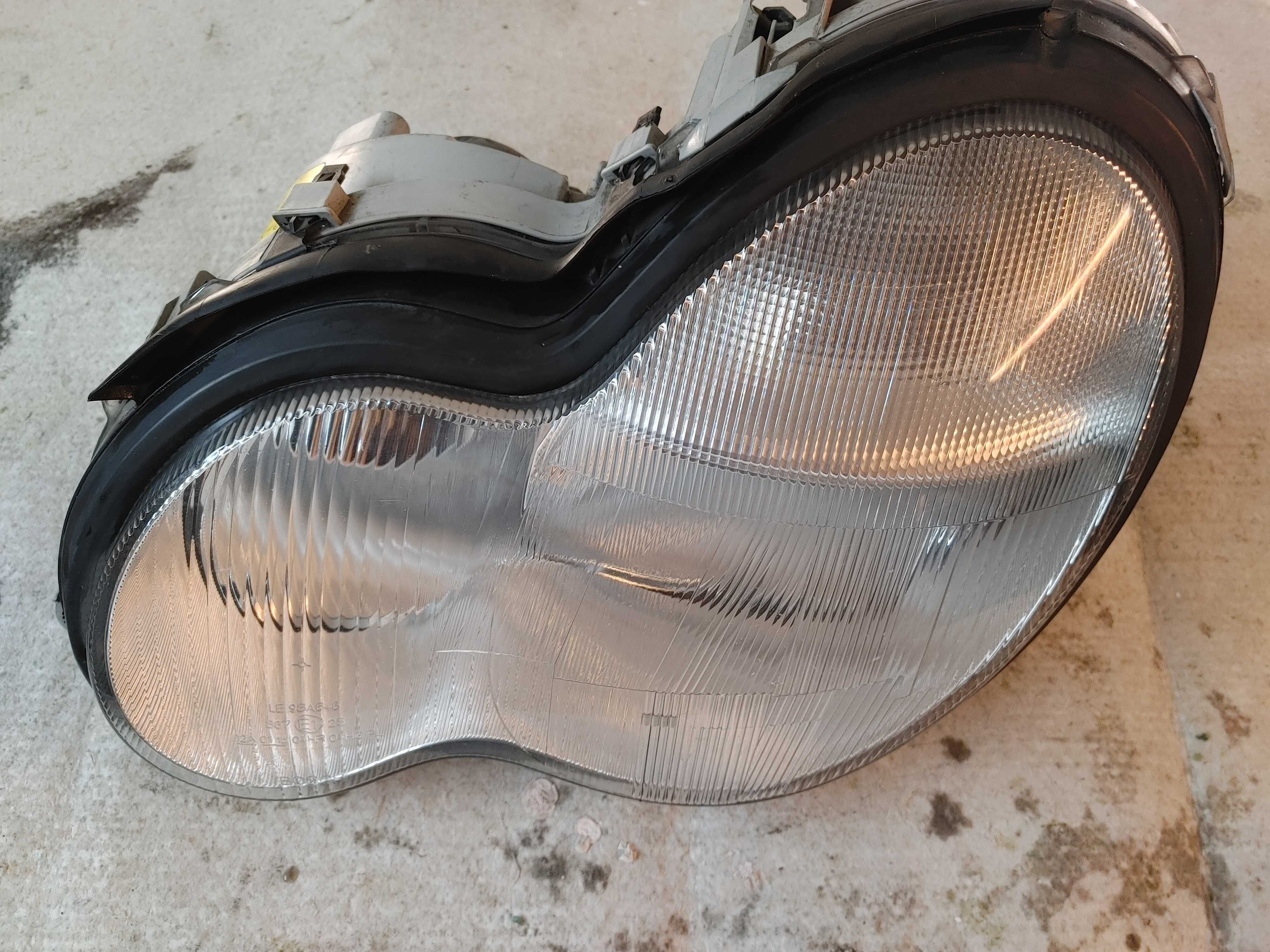 lampa reflektor lewy mercedes c klasa w 203 europa  super stan