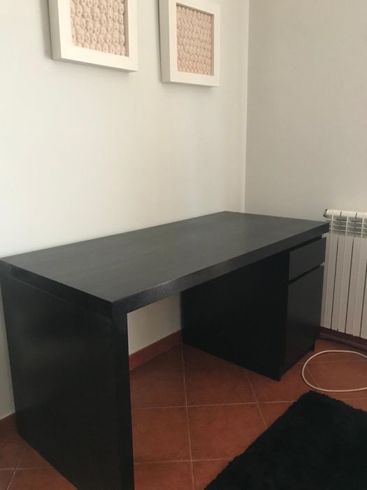 Secretária com módulo de arrumação e gaveta