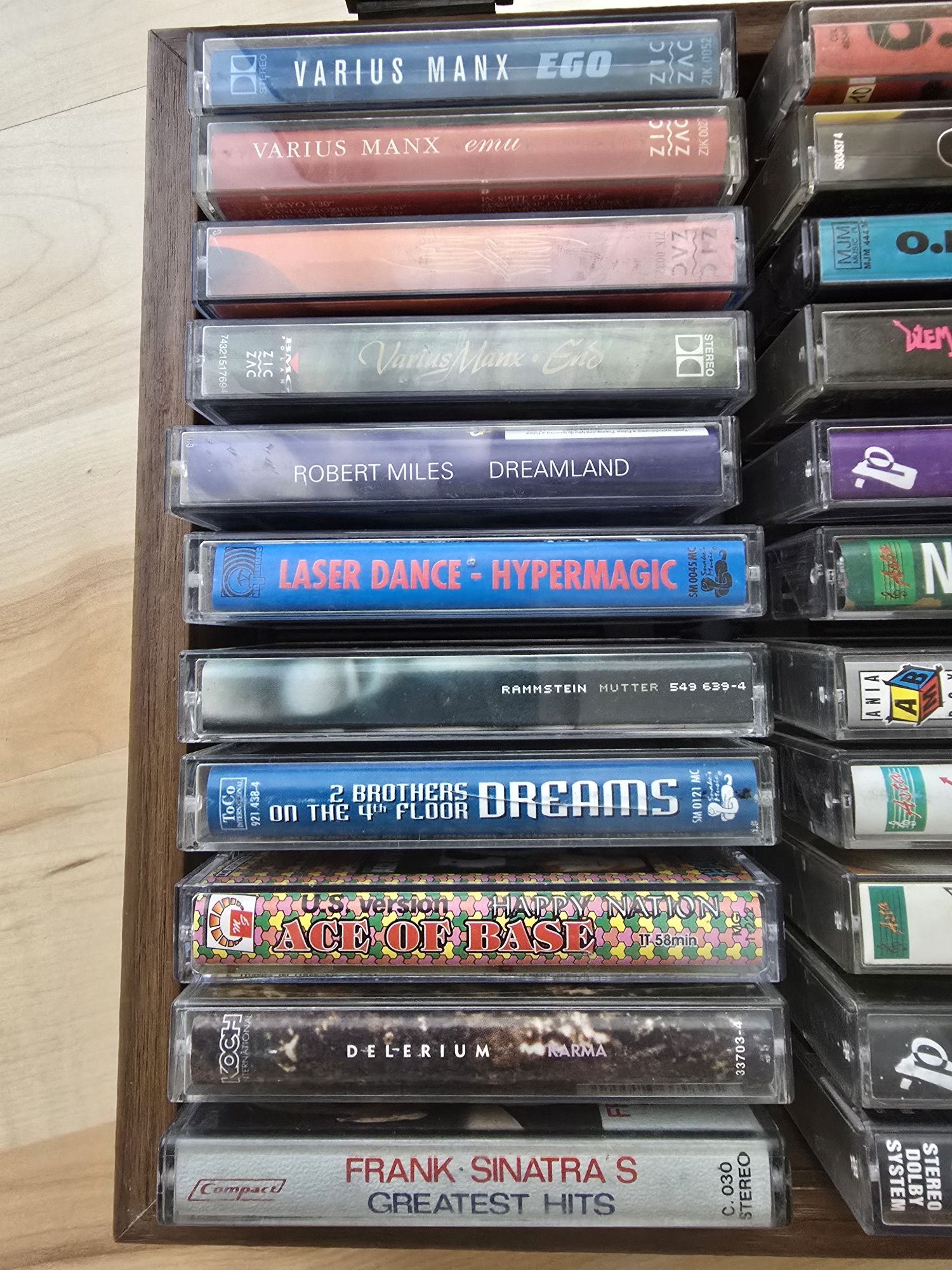 33 kasety magnetofonowe w pudełku. Abba. Dżem. Varius Manx. Rammstein.