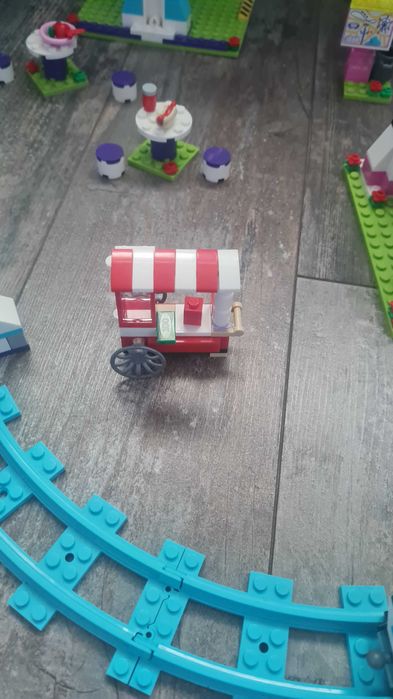 Lego Friends kolejka górska z wesołym miasteczkiem