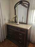 Quarto Vintage em Madeira Maciça com Topos em Mármore