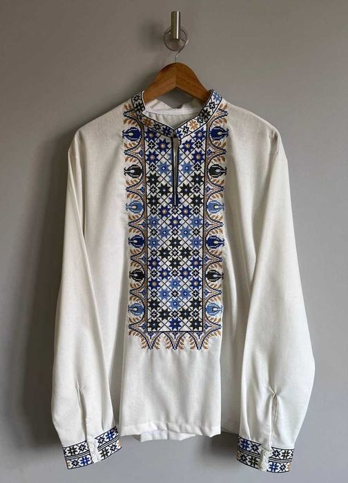 Чоловіча вишиванка льон молочна українська сорочка з синім орнаментом