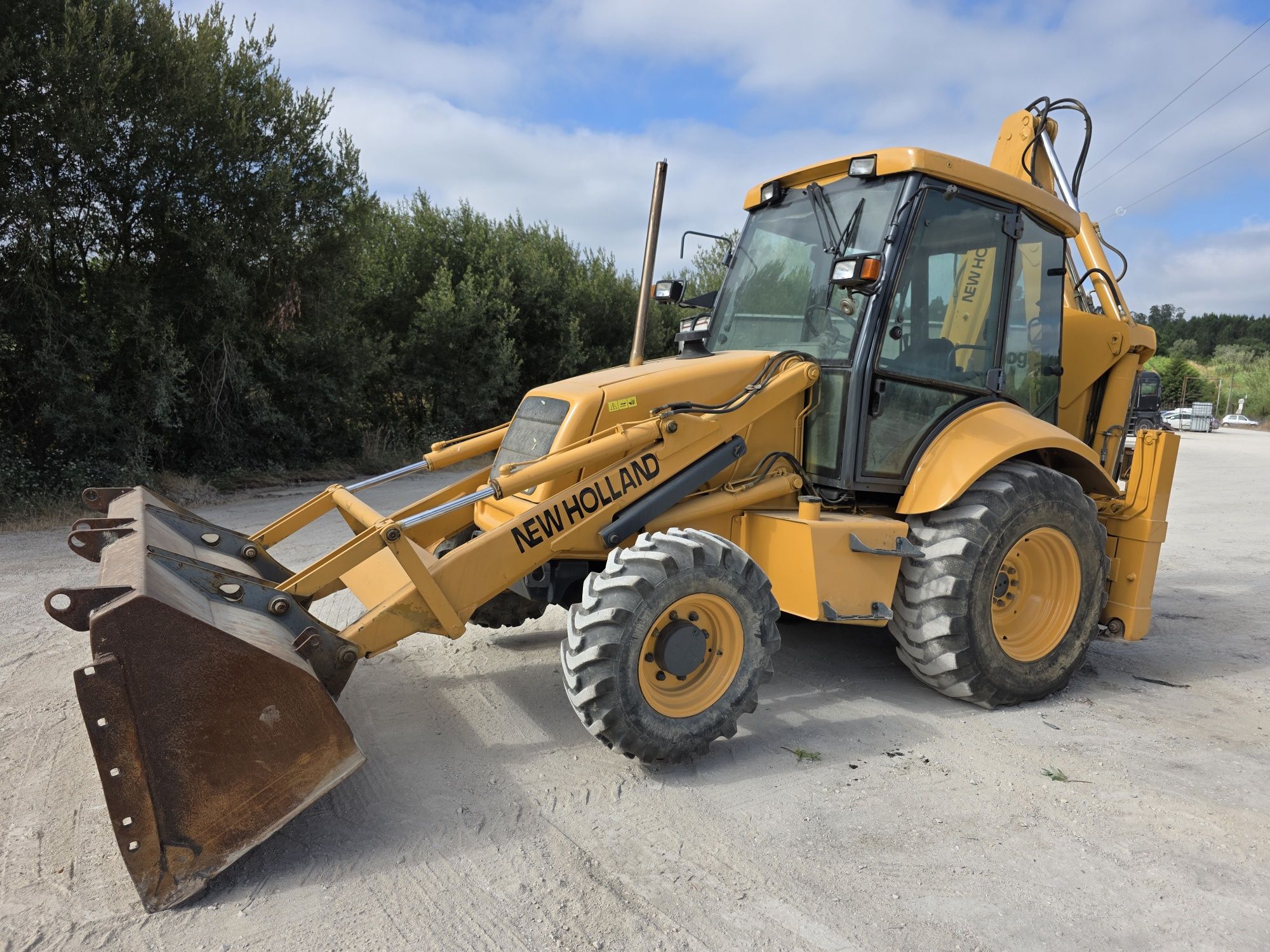 Retroescavadora New Holland NH95