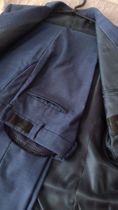 Стильный костюм на выпускной для очень стройного