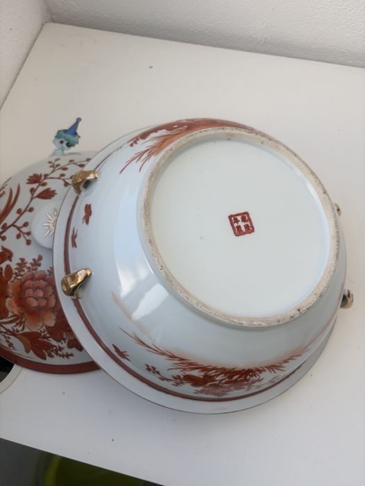 Taça de sopa em porcelana chinesa pintada à mão com tampa.