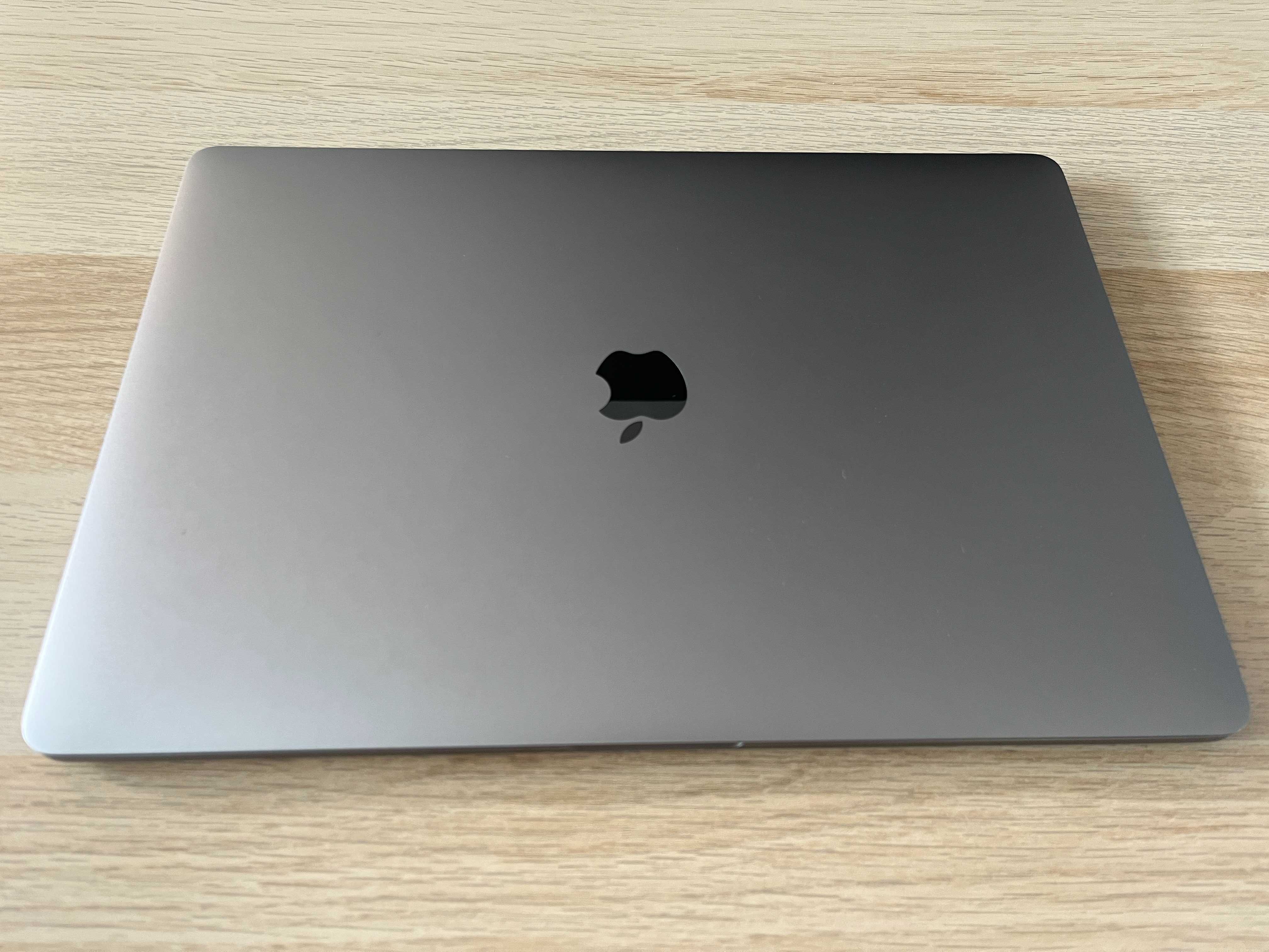 MacBook Pro 15" grudzień 2019 2,6 GHz 6-Core Intel Core i7 16 GB