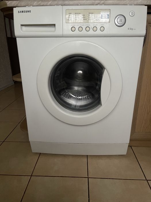 В хорошому стані працююча пральна машина самсунг Samsung