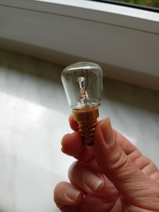 Żarówka nowa 15 W. Mała.