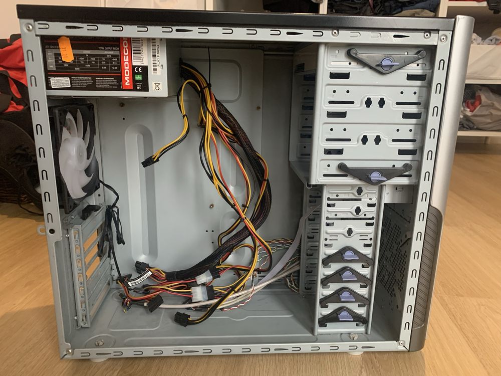 Obudowa Cooler Master z zasilaczem 600 W i wentylatorem 120 mm
