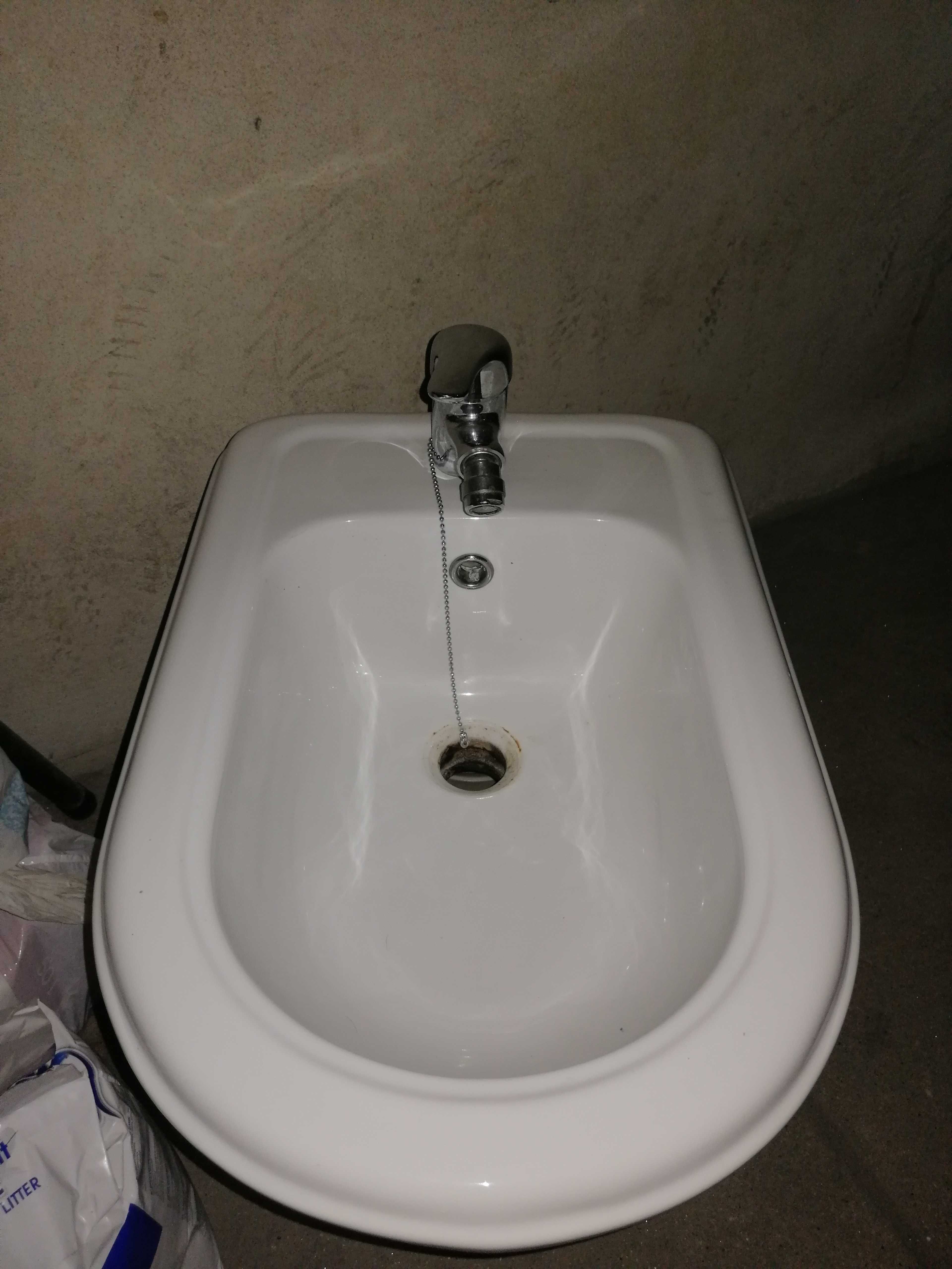Bidé com torneira