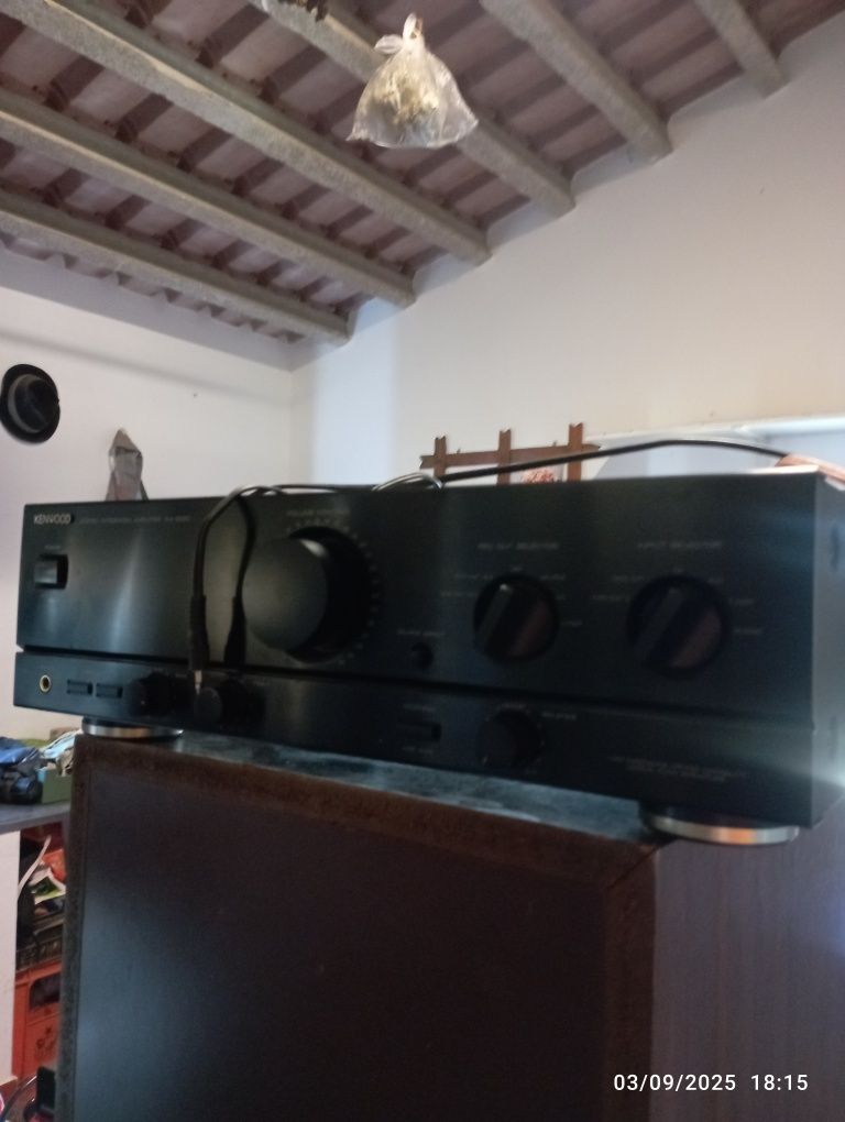 Colunas, rádio e amplificador vintage