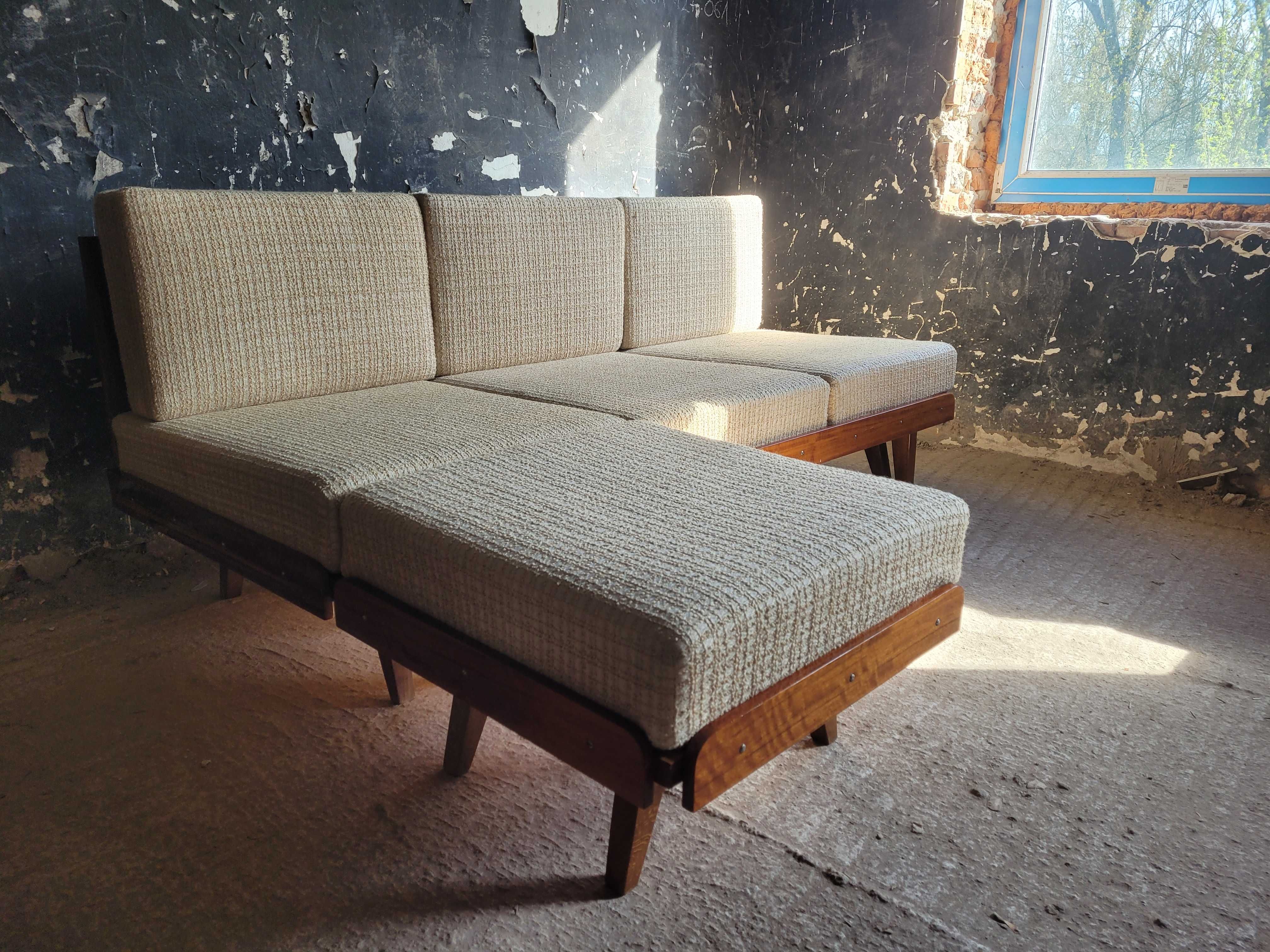 Sofa z podnozkiem tatra rozkladana Czechoslowacja lata 60 vintage