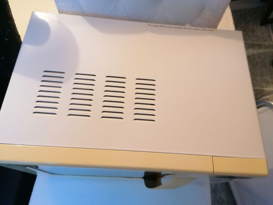 Microondas marca Flama: 30 cm alt. x 45 cm larg. x 30 cm prof.
