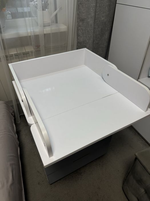 Біло-сірий пеленальний комод