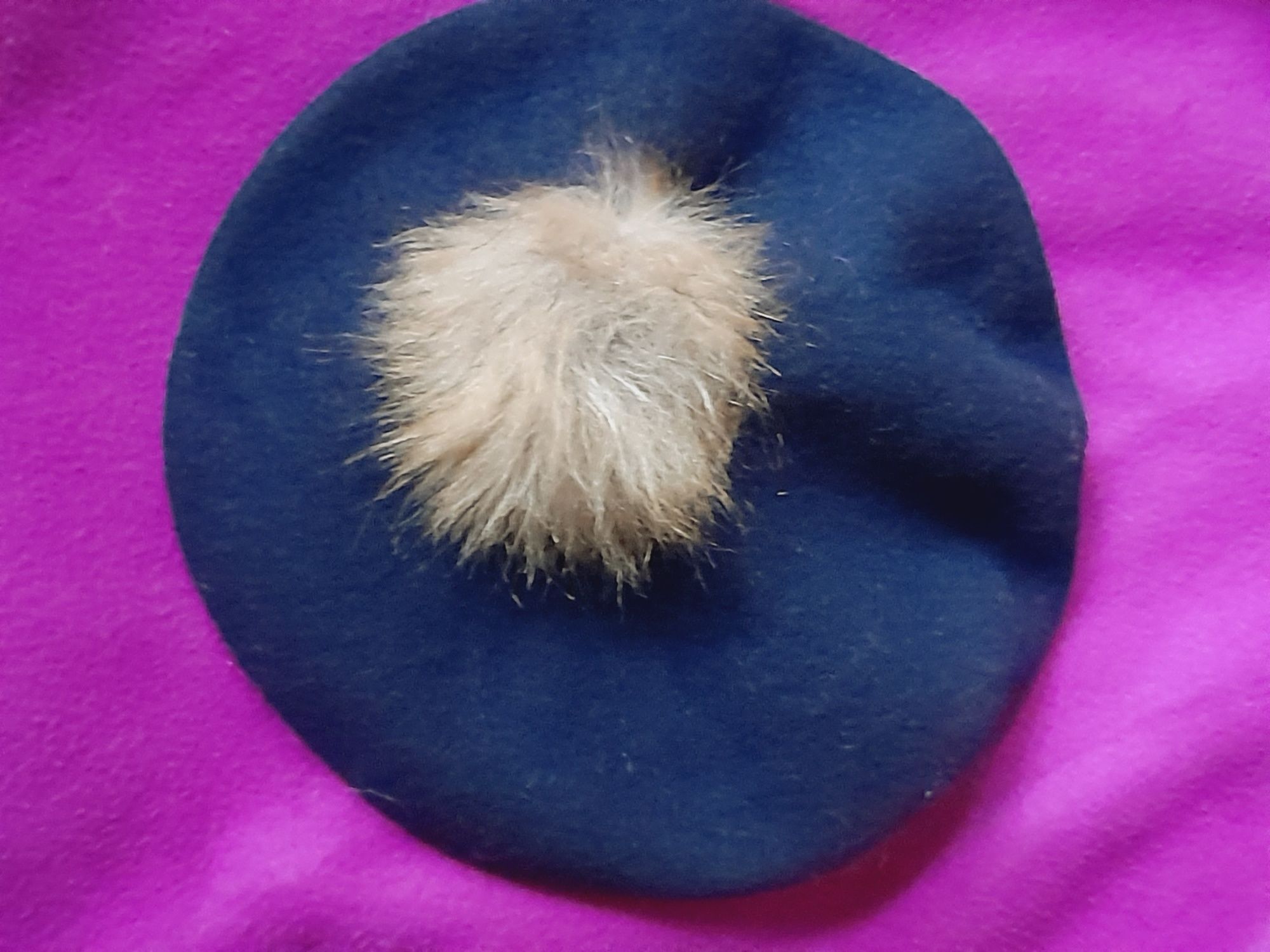 Beret z pomponem