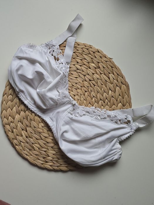 Biały biustonosz z koronkowym wykończeniem