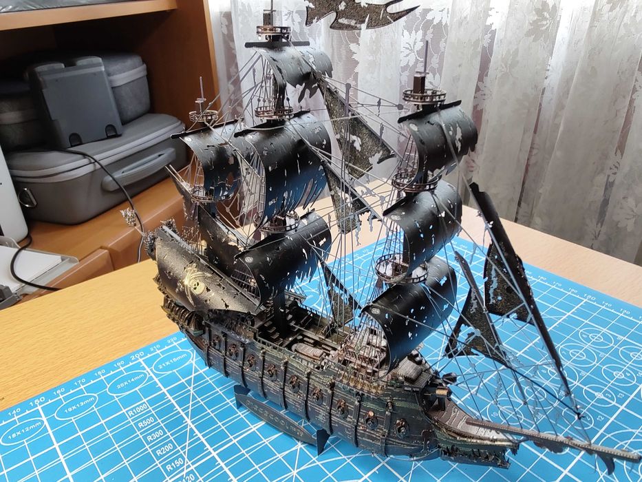 Latający Holender Piraci z Karaibów metalowy model Piececool+gablota