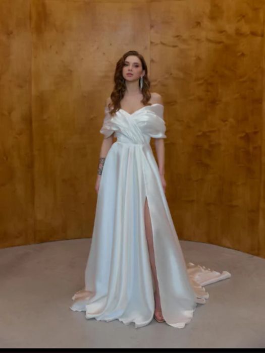 Продам весільну сукню нову