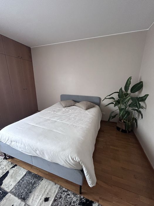 Cama cinza e colchao incluido