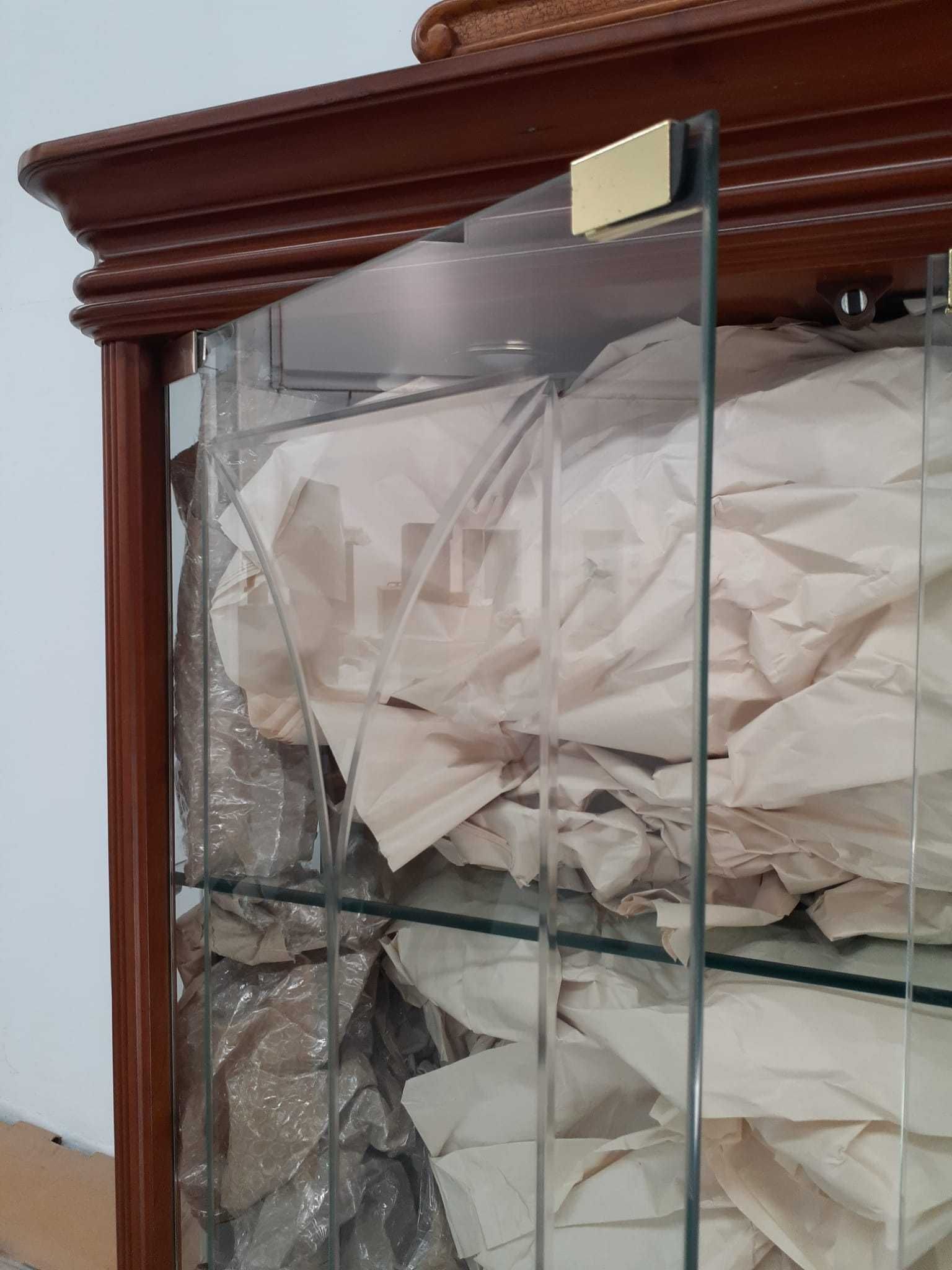Vitrine/Cristaleira em Madeira de Cerejeira – Excelente Estado
