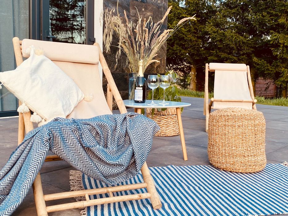 Domek z Banią z widokiem na góry Łomnica. Góry Sowie