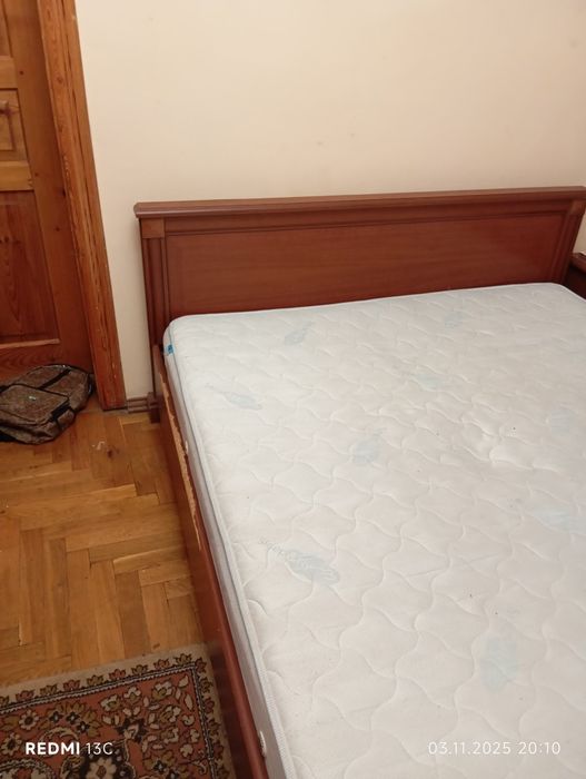 Ліжко матрац дві поиліжкові тумби