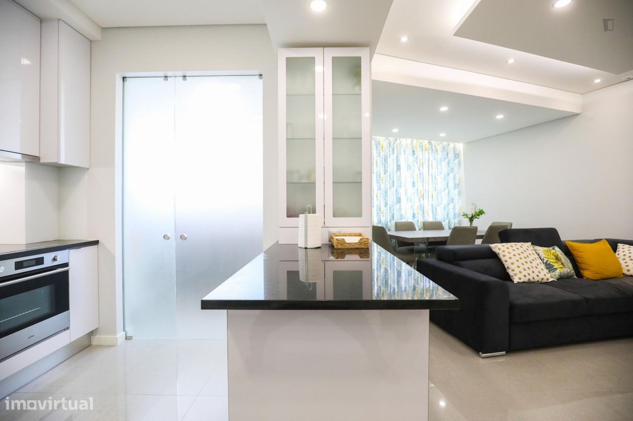 634970 - Quarto com cama de casal e varanda em...