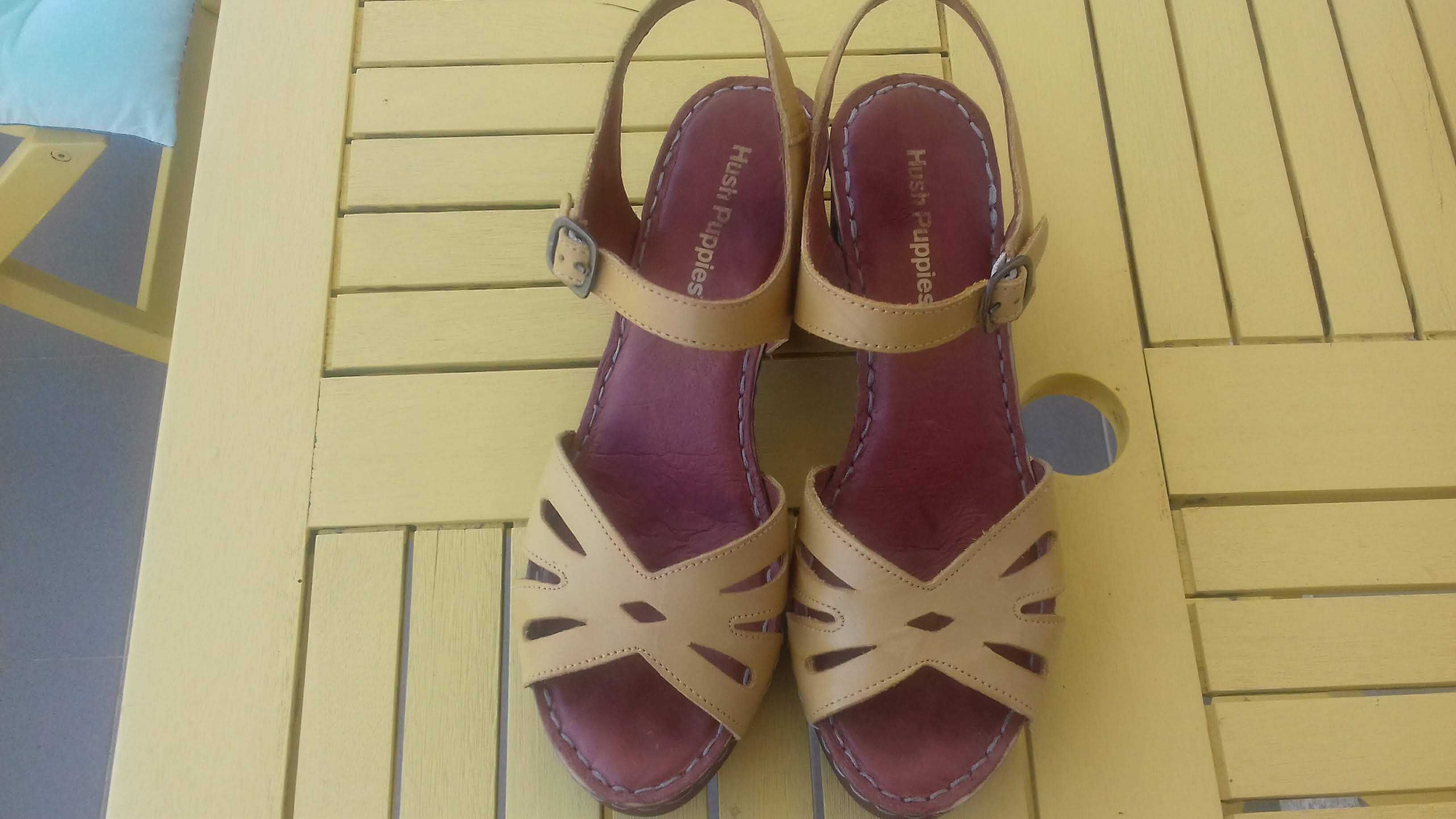 Sandália em pele com plataforma da Hush Puppies