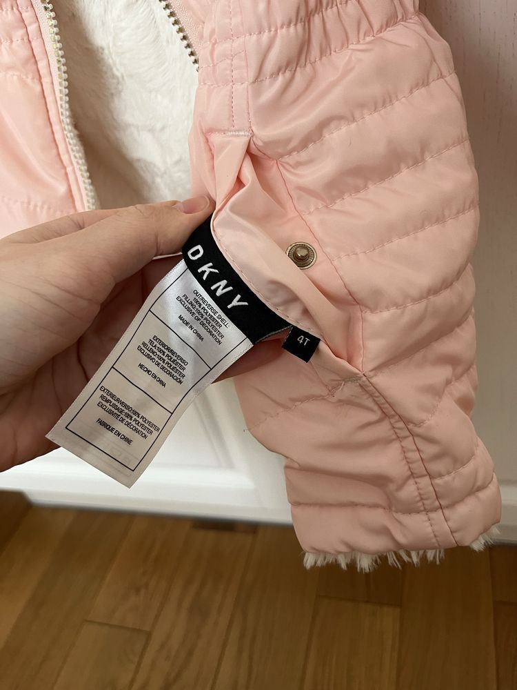 Демісезонна двохстороння куртка DKNY для дівчинки розмір 4T