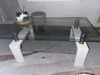 Mesa de sala branca e dourada