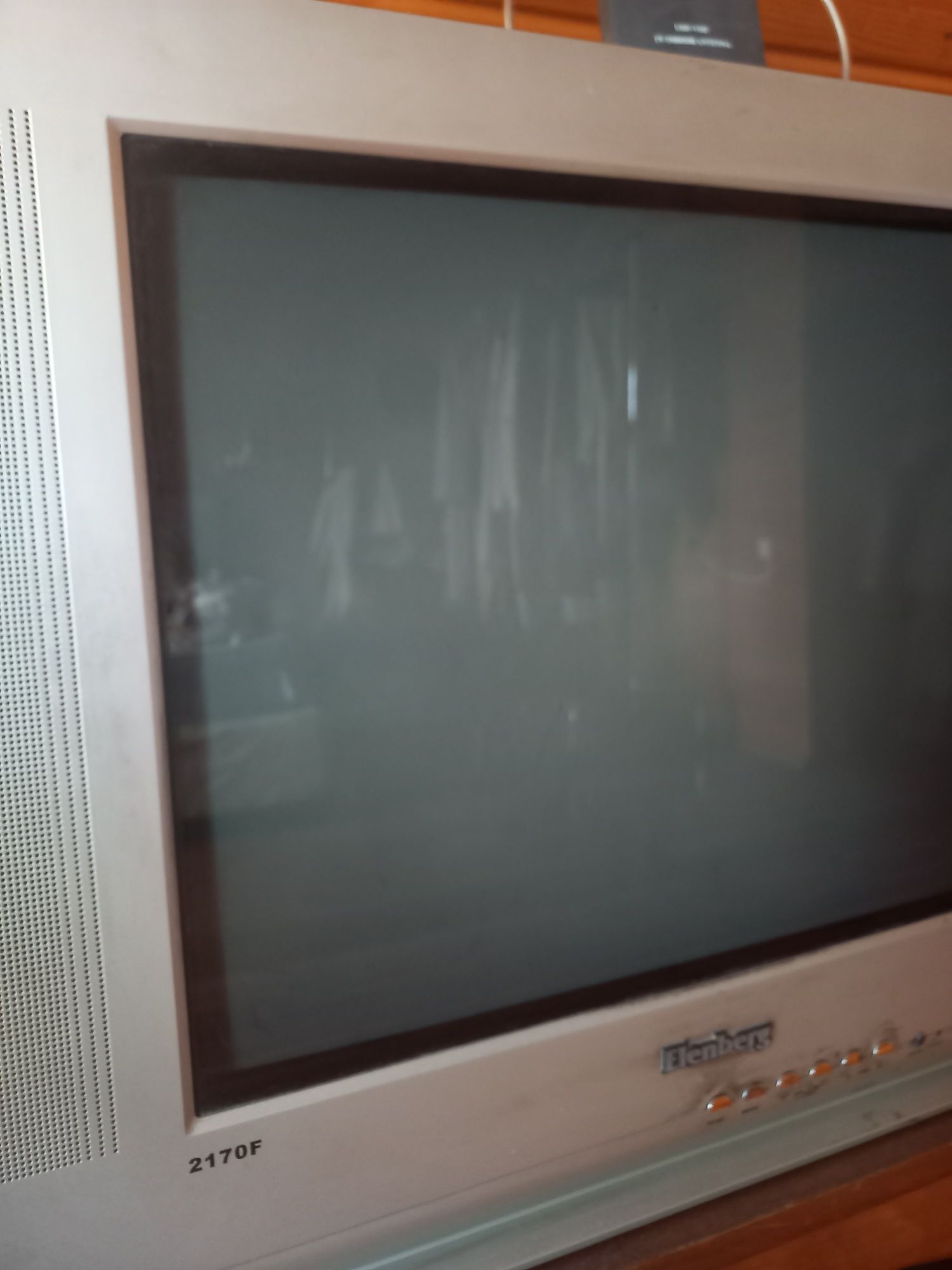 Техніка телевізор програвач дисків разом з раді та колонками відеомагн