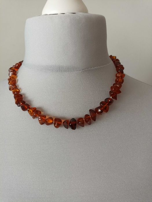 Szlifowane korale bursztynowe o koniakowym kolorze