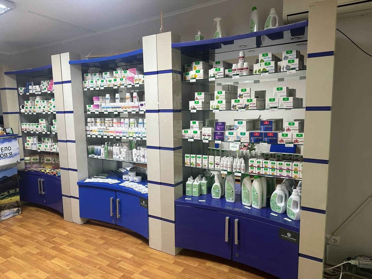 Розпродаж офісних меблів столи шафи ресепшена та інших видів
