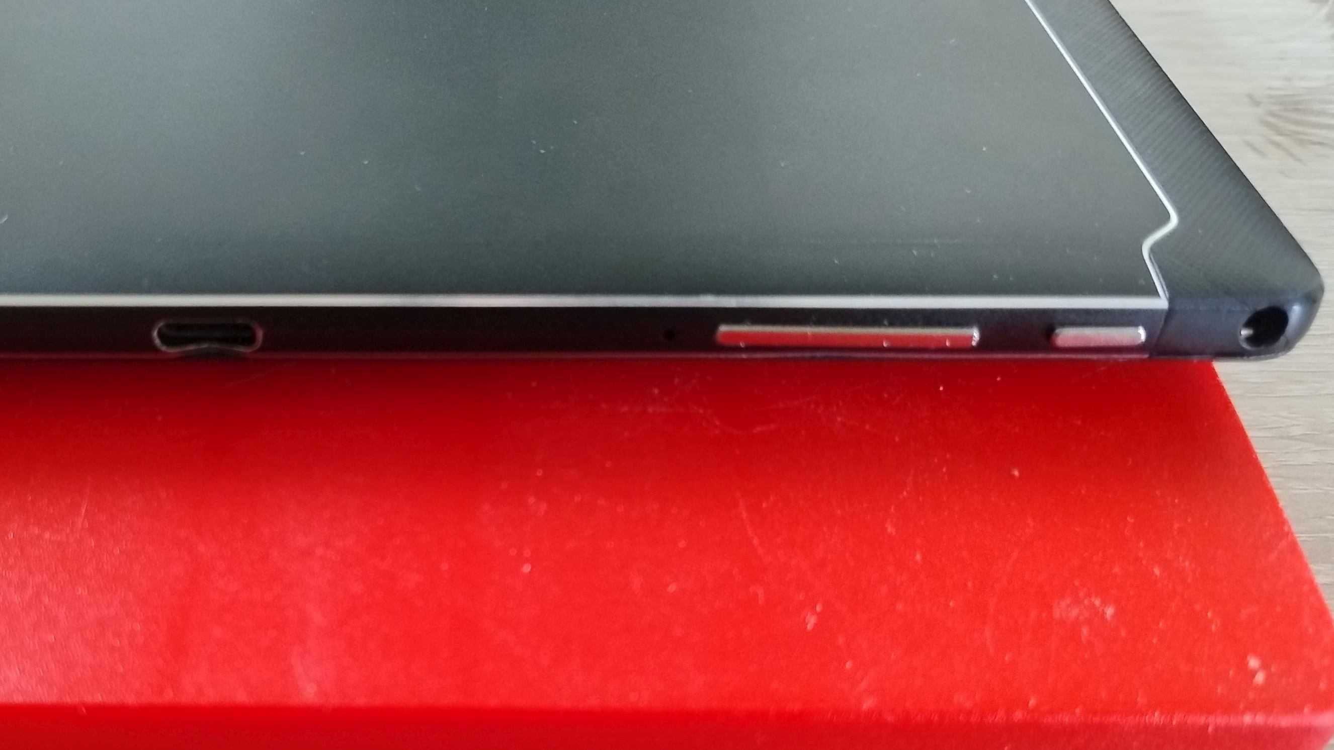 Tablet LNMBBS Blackview Tab 11 jak nowy, z etui i padniętą klawiaturą