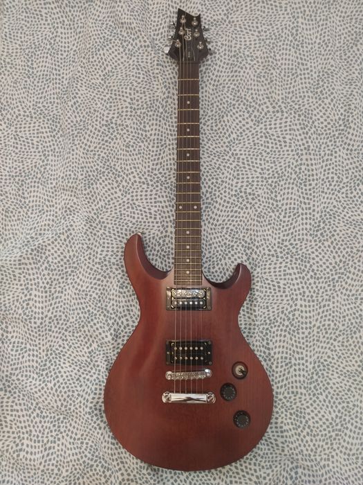 Guitarra Cort M200 com estojo e amplificador