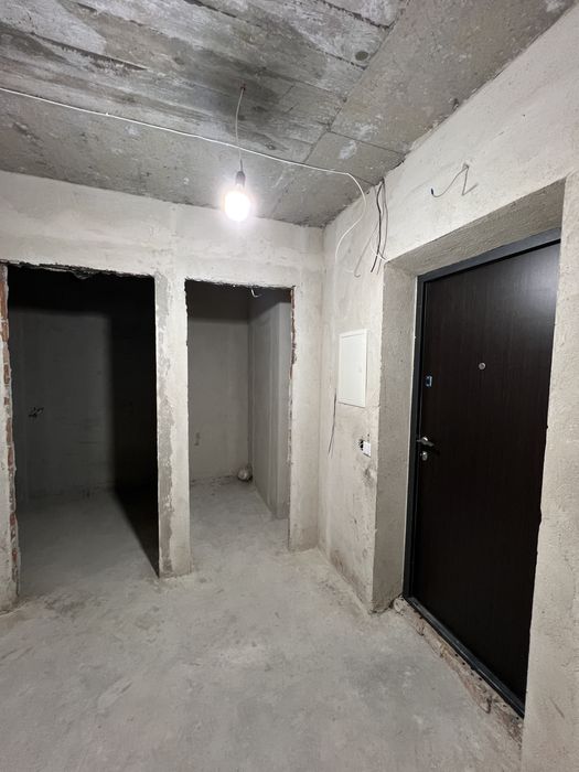 Квартира в міцному монолітно каркасному будинку та з своїм підвалом