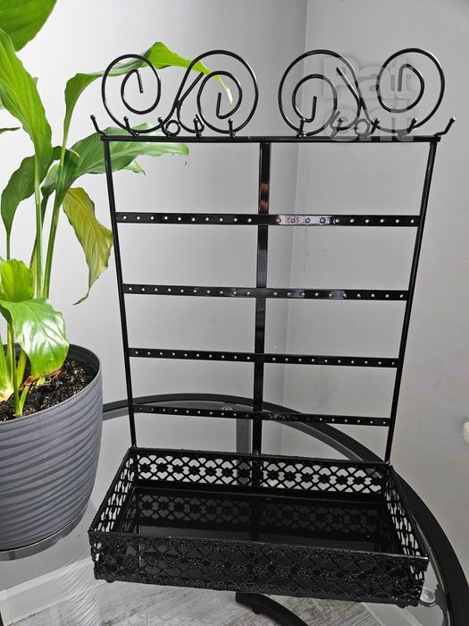 Szkatułka czarny metalowy na kolczyki biżuterię organizer ekspozytor