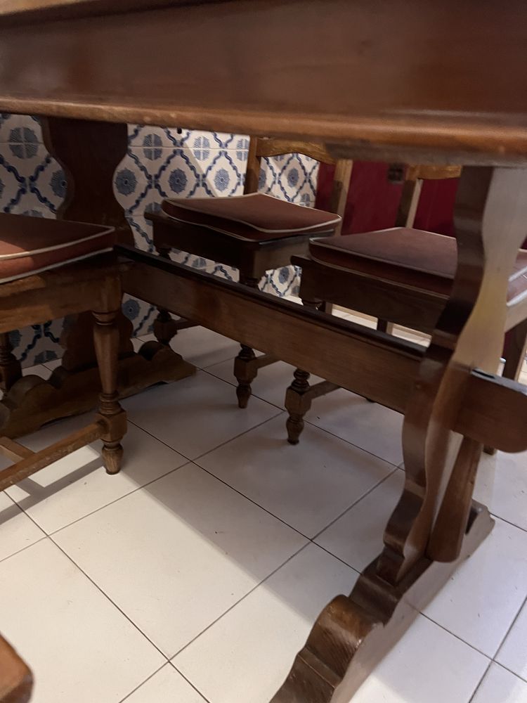 Mesa em madeira com cadeiras