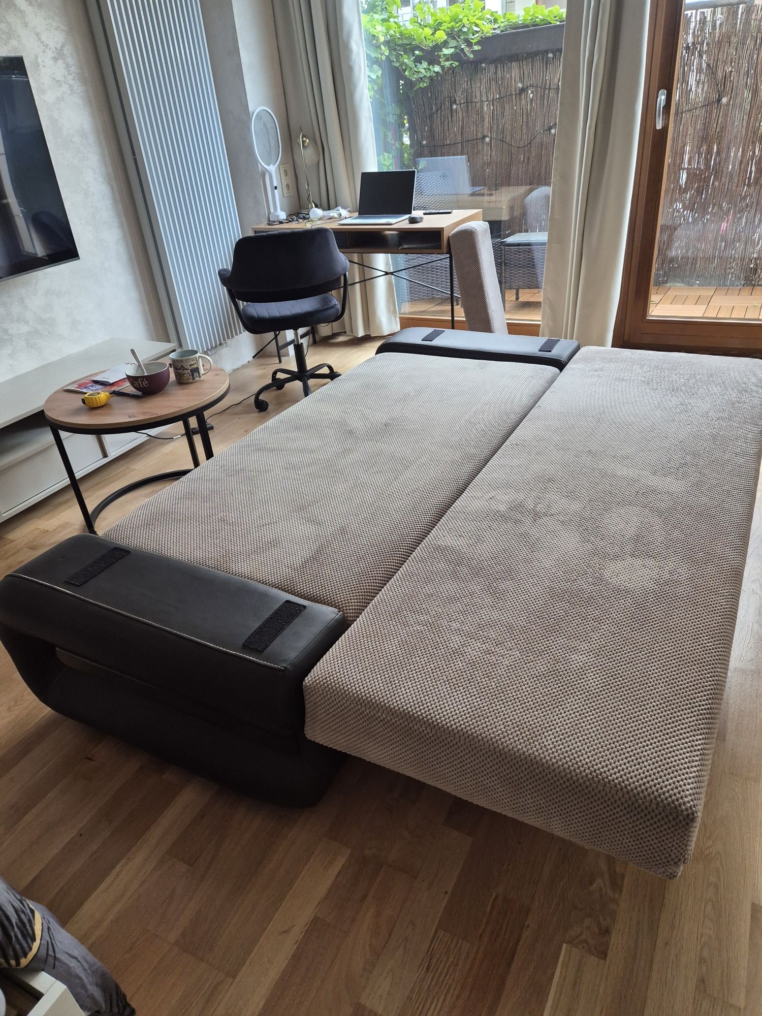 Sofa 105 x 210 cm z funkcją spania (145 x 195 cm) i przechowywania