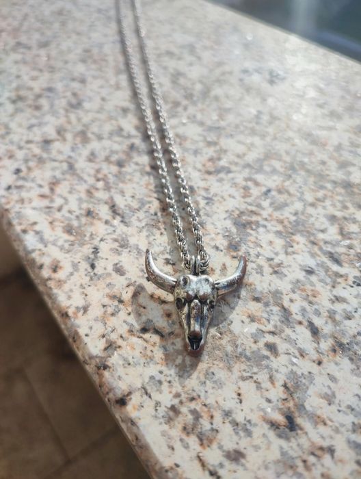 Colar com crânio de touro Pull & Bear unisex