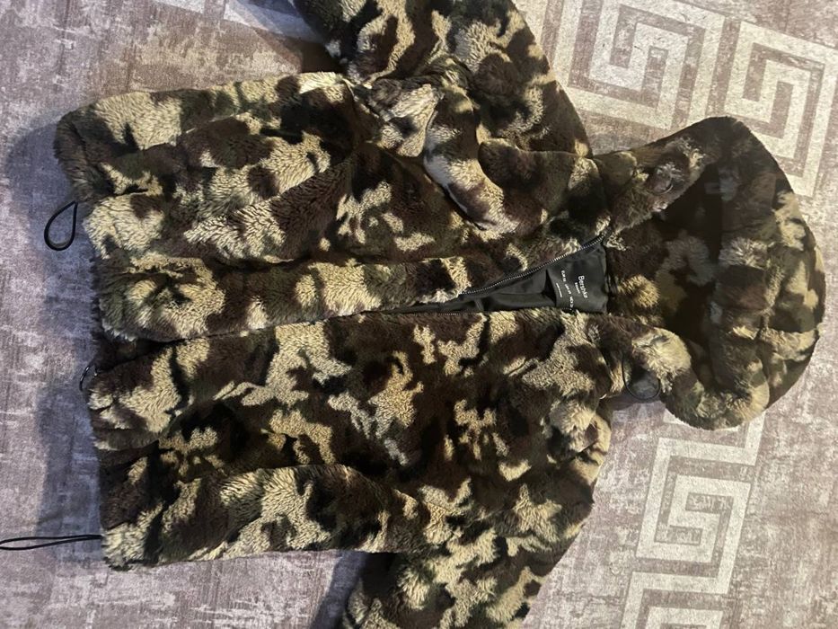 Шубка bershka мілітарі з еко-хутра , розмір ХS