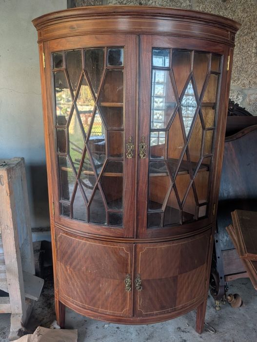 Cristaleira de canto