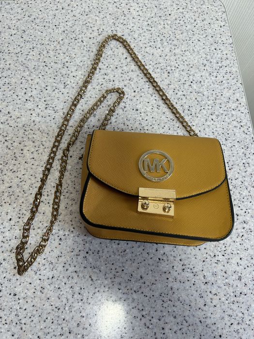 Сумочка горчичного цвета на длинной ручке