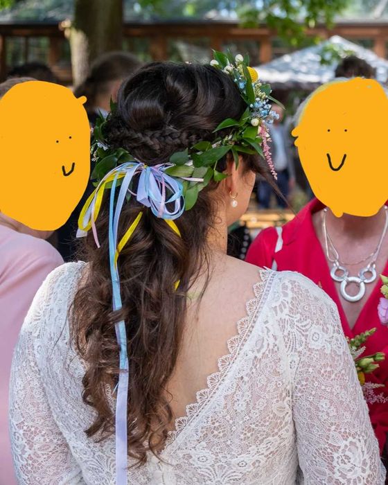Biała, koronkowa suknia ślubna w stylu boho