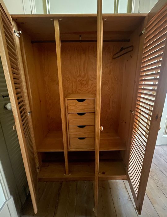 armário de 3 portas com 4 gavetas
