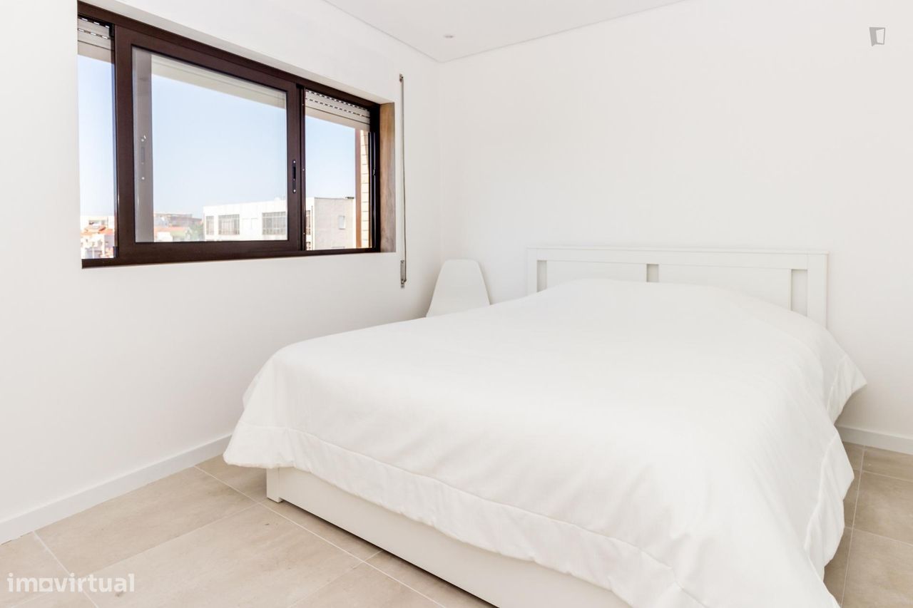 356414 - Quarto com cama de casal em...
