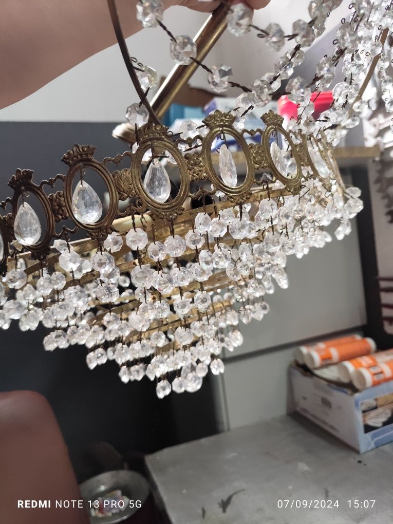 Candeeiro de tecto com pétalas de cristal